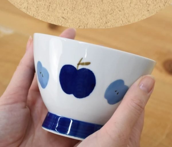 波佐見燒飯碗蘋果圖案款捧在手裡的樣子